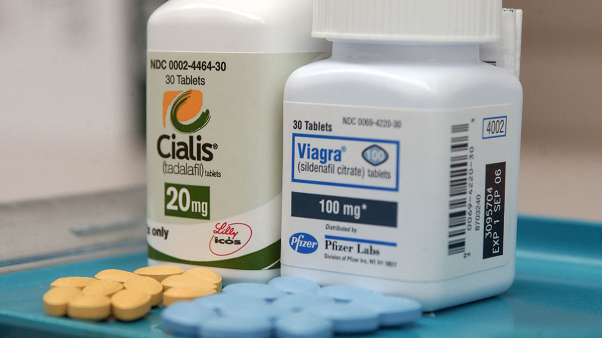 Viagra 100 mg ile Cialis 20 mg arasındaki farkları gösteren karşılaştırma görseli
